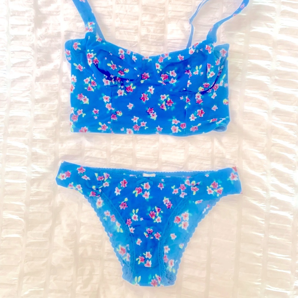 LAST CHANCE Gilly Hicks Long-line bralette & panty set